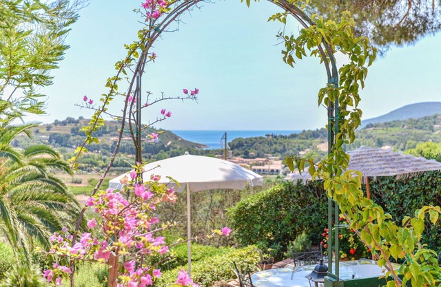 Stunning private villa for 6 people with WIFI, A/C, TV and patio