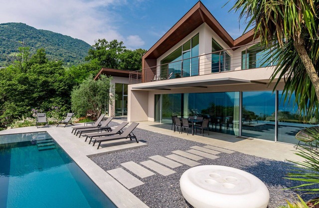 Stunning private villa for 10 people with WIFI, hot tub, private pool, TV, patio and parking
