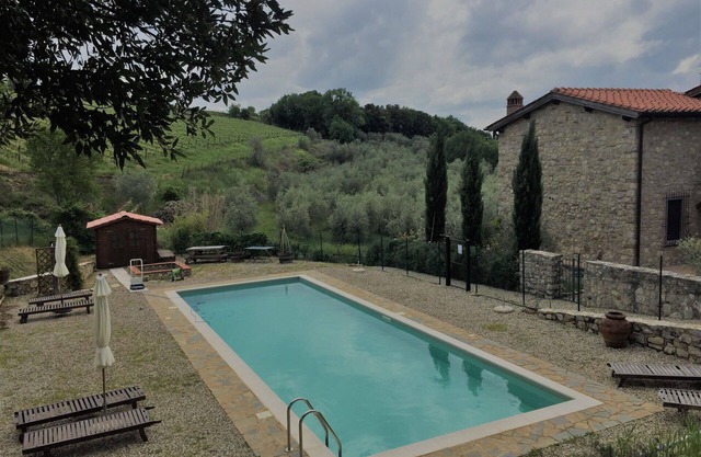 Stunning private villa with A/C, pool, WIFI, TV, patio, panoramic view and parking, close to Siena