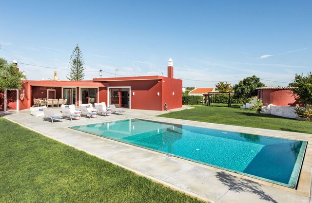 Stunning private villa for 14 people with private pool, A/C, WIFI, TV and patio