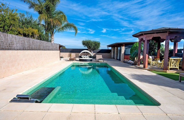 Stunning private villa for 7 people with WIFI, private pool, A/C, TV, terrace and parking