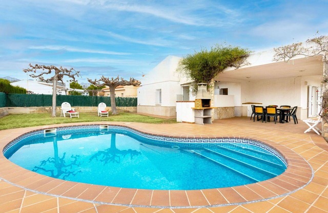 Stunning private villa for 6 guests with private pool, A/C, TV, patio, pets allowed and parking