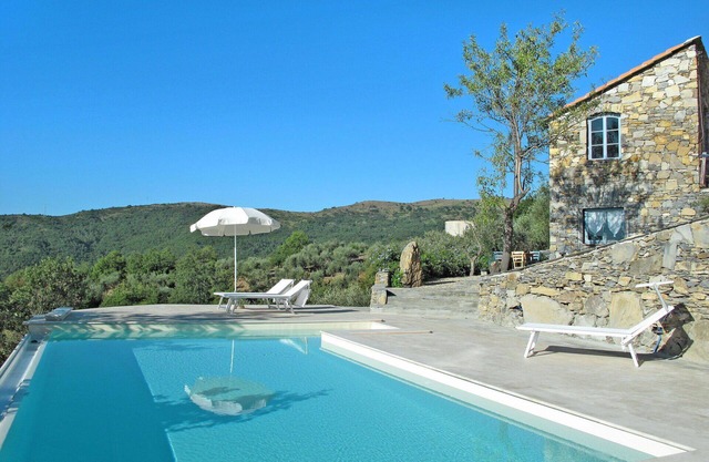Stunning private villa for 5 guests with WIFI, private pool, TV, patio and parking