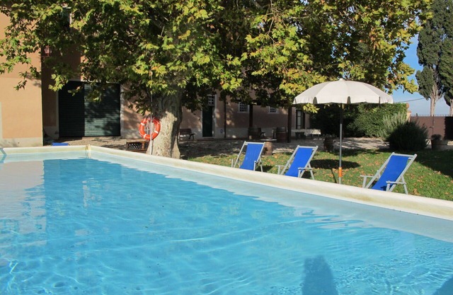Stunning private villa for 33 people with WIFI, private pool, TV, patio, pets allowed and parking