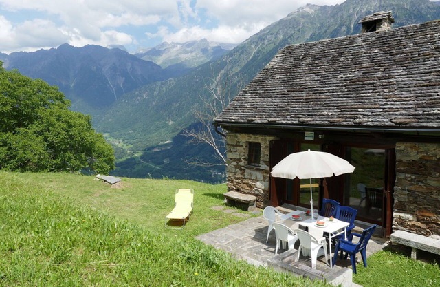 Stunning private villa for 6 guests with WIFI, TV, patio and pets allowed