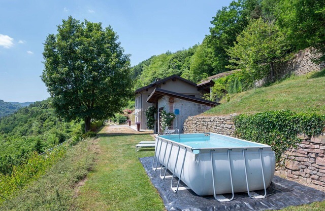 Stunning private villa for 6 guests with private pool, WIFI, TV, patio, pets allowed and parking