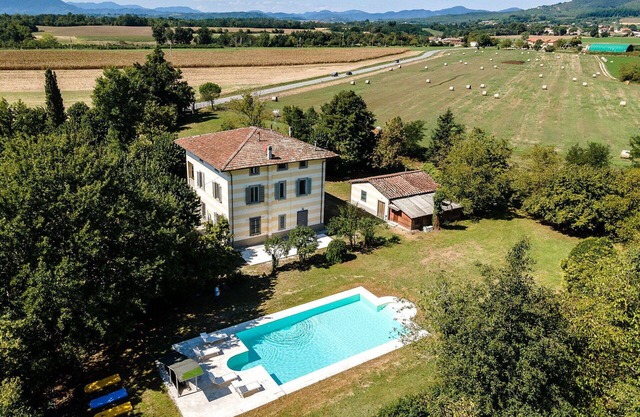 Stunning private villa for 16 guests with WIFI, private pool, TV, patio, pets allowed and parking