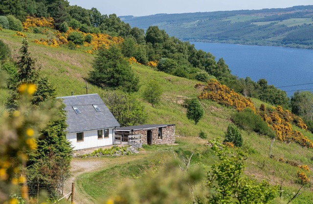 Stunning private villa for 7 guests with WIFI, TV, patio, pets allowed and parking