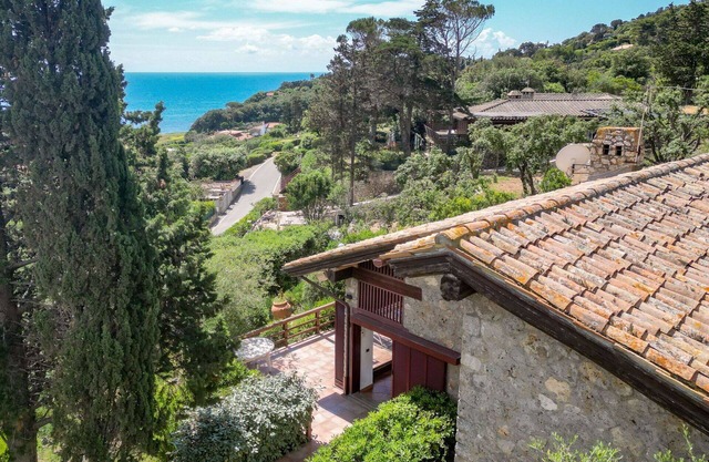 Stunning private villa for 8 people with A/C, WIFI, TV, patio and pets allowed