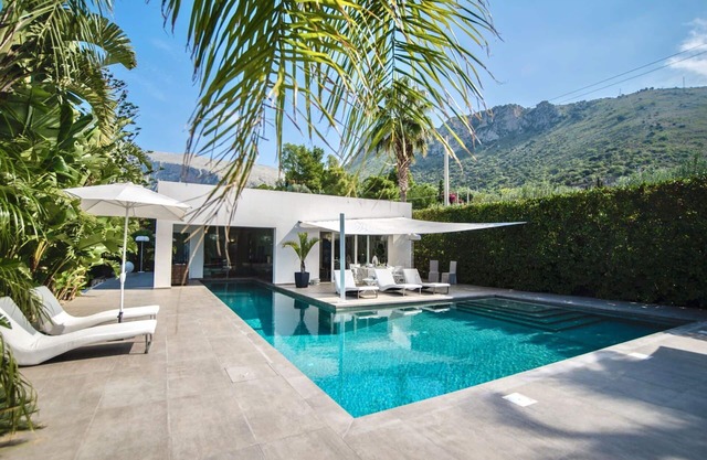 Stunning private villa for 4 people with private pool, A/C, WIFI, TV and patio