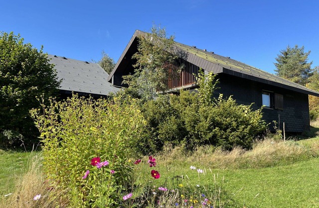 Stunning private villa for 6 guests with TV, balcony and pets allowed