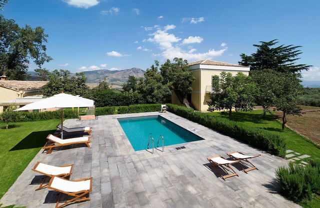 Stunning private villa for 10 people with private pool, WIFI, TV, terrace and pets allowed