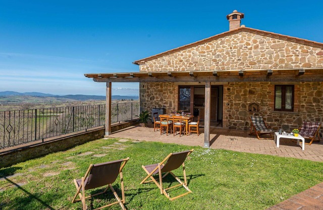 Stunning private villa for 8 guests with WIFI, patio, pets allowed, panoramic view and parking