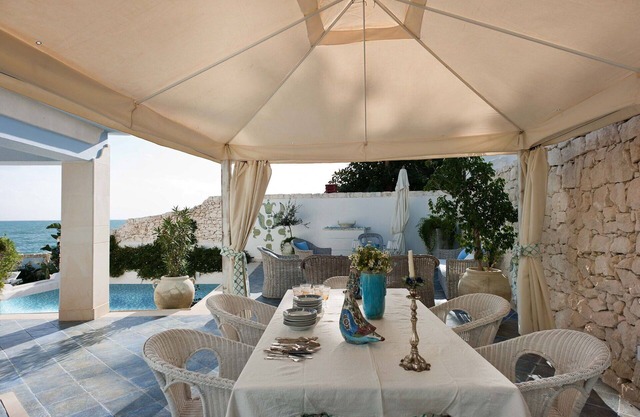 Stunning private villa for 14 people with A/C, WIFI, private pool, terrace and parking