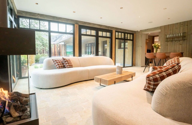 Stunning private villa for 12 guests with WIFI, TV, patio and parking
