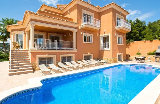 Stunning private villa for 19 guests with private pool, A/C, WIFI, TV, patio and pets allowed