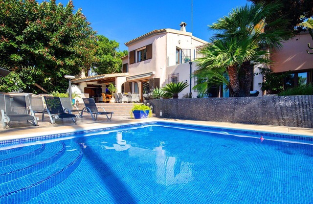 Stunning private villa with hot tub, WIFI, private pool, A/C, TV, patio and pets allowed