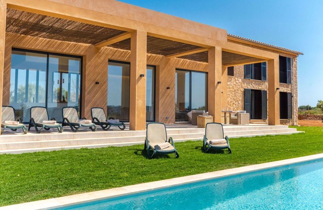 Stunning private villa for 8 guests with A/C, private pool, WIFI, TV, patio and panoramic view