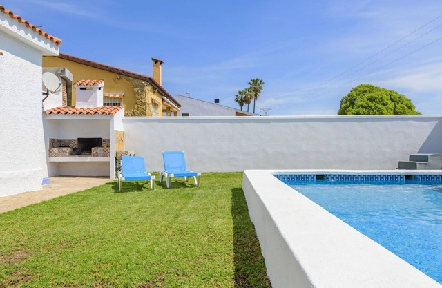 Stunning private villa for 6 people with private pool, WIFI, TV, terrace and pets allowed