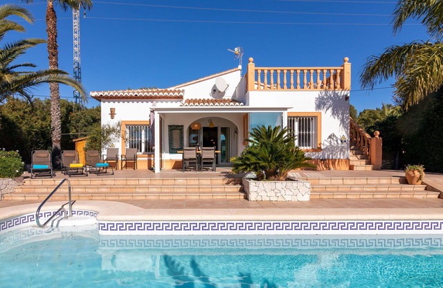 Stunning private villa for 6 people with private pool, A/C, WIFI, TV, patio and parking