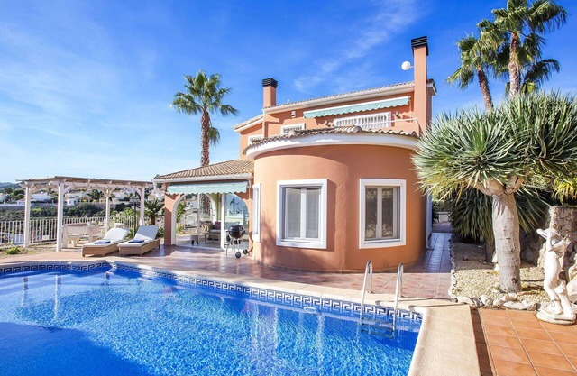 Stunning private villa for 6 people with WIFI, private pool, A/C, TV and patio