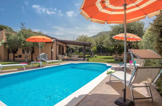 Stunning private villa for 6 guests with private pool, WIFI, A/C, TV and patio
