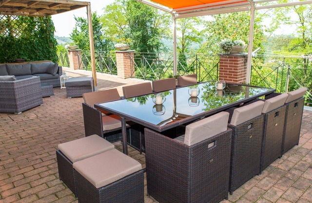 Stunning private villa for 12 people with hot tub, WIFI, private pool, A/C, terrace and pets all.