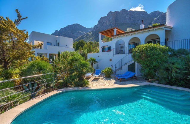 Stunning private villa for 6 people with private pool, WIFI, A/C, TV and patio