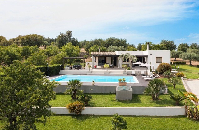 Stunning private villa for 4 guests with WIFI, private pool, A/C, TV, terrace and panoramic view