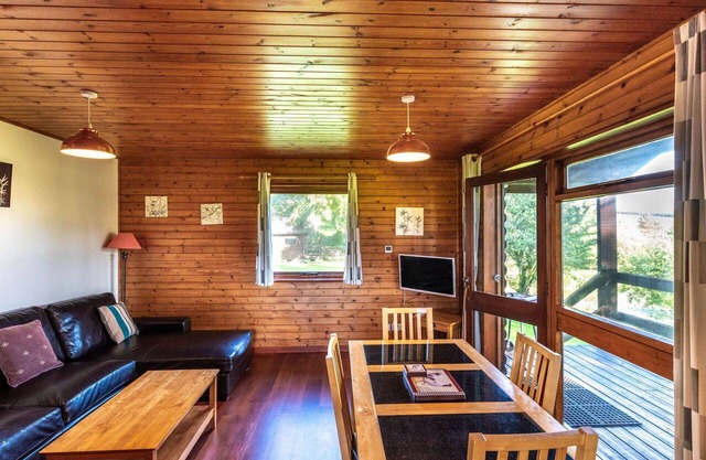 Stunning private villa with WIFI, hot tub, TV, patio, pets allowed, panoramic view and parking