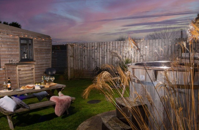Stunning private villa for 4 guests with hot tub, WIFI, TV, pets allowed, panoramic view and par.