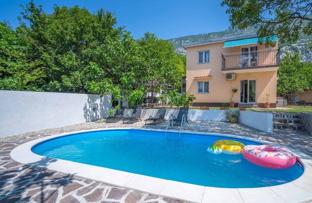 Stunning private villa with WIFI, private pool, A/C, TV, terrace, pets allowed and parking