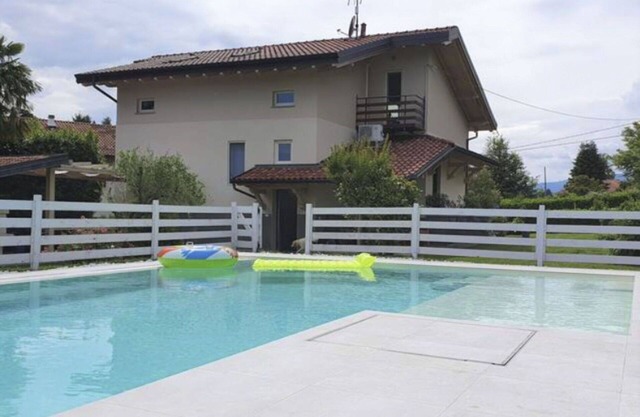 Stunning private villa for 8 people with hot tub, private pool, WIFI, A/C, TV, patio and parking