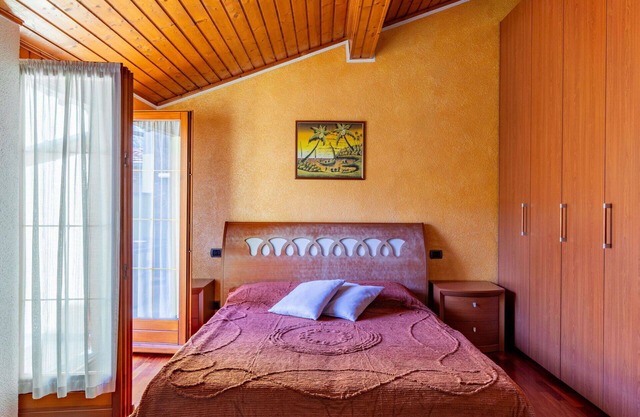 Stunning private villa for 4 guests with hot tub, WIFI, TV, terrace and pets allowed