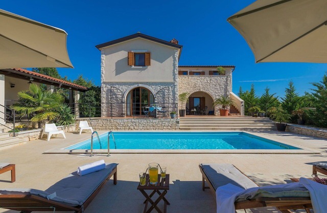 Stunning private villa with A/C, private pool, WIFI, TV, terrace, pets allowed and parking