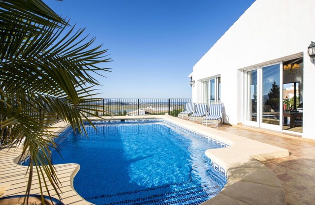 Stunning private villa with WIFI, A/C, private pool, TV, terrace, pets allowed and panoramic view