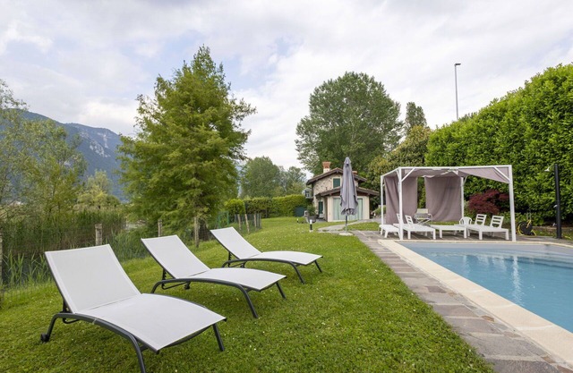 Stunning private villa with WIFI, A/C, private pool, TV, patio, pets allowed and parking