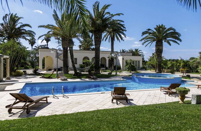 Stunning private villa with WIFI, A/C, private pool, hot tub, TV, patio and pets allowed