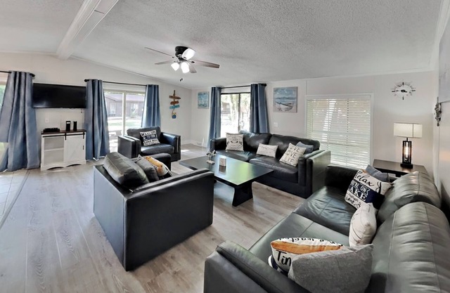 Stunning Put-in-Bay Location. 3 BR, 2 BA. Maximum space for 12 People - IC108