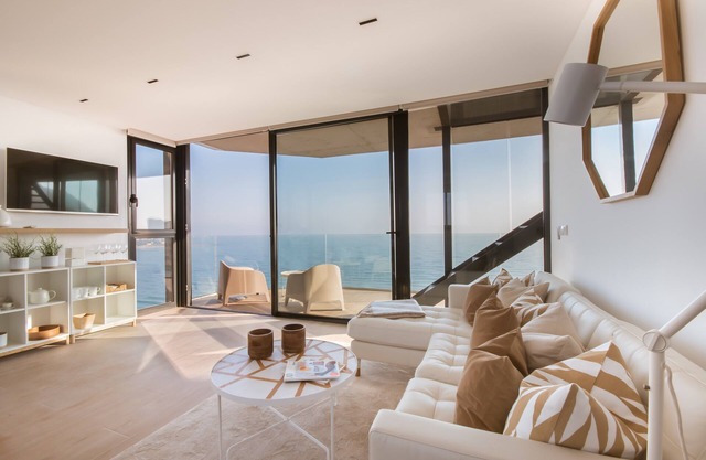 Stunning sea view hot tube posh BLUE SKY APARTMENT
