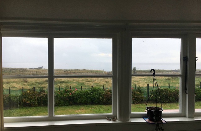 Stunning sea views- Kiwi Bach beach escape for the family!