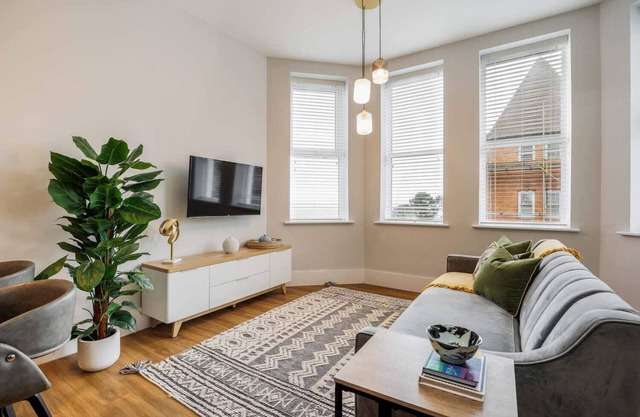 Stunning Sea Views, Family Apt; Free Parking & Gym