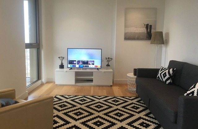 STUNNING SERVICED APARTMENT*