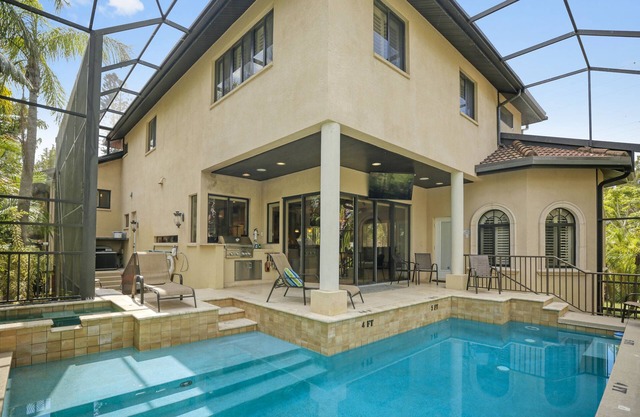 Stunning Siesta Key, . , Walk to Shell Beach, HEATED POOL - Discounts