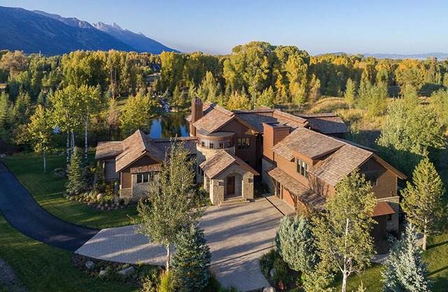 Stunning, spacious 4 bedroom villa with expansive Teton views
