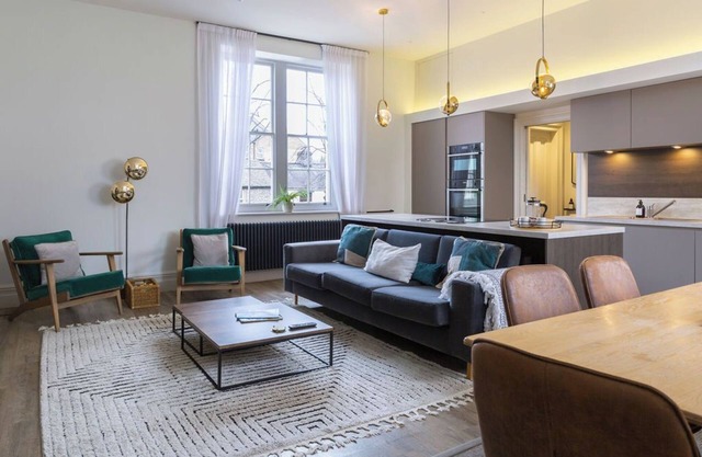 Stunning, stylish, huge 2 floor Georgian apartment