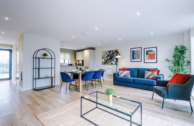 Stunning Top-Floor 2BR Free Parking & Stylish Stay