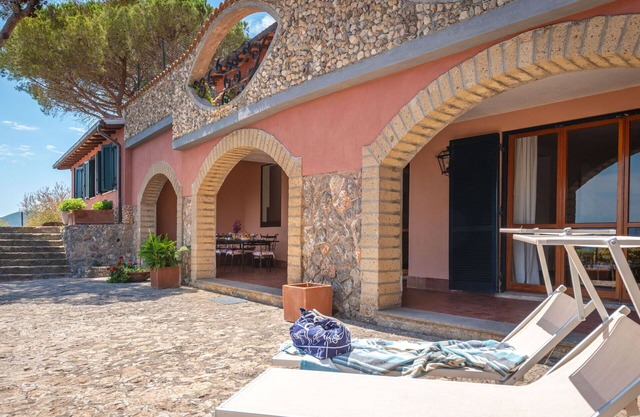 Stunning villa for 8 guests with WIFI, pool, TV and terrace