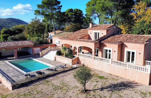 Stunning Villa de la Colline overlooking the valley