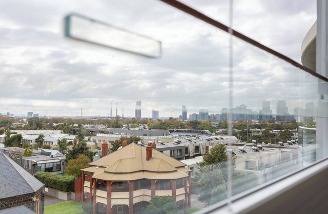 Stunning view 2-bed in Port Melbourne w/Parking
